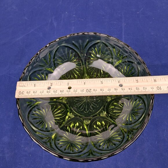 Vintage Anchor Hocking Green Star Cameo Medallion Bowl 8” Scalloped - Picture 4 of 4